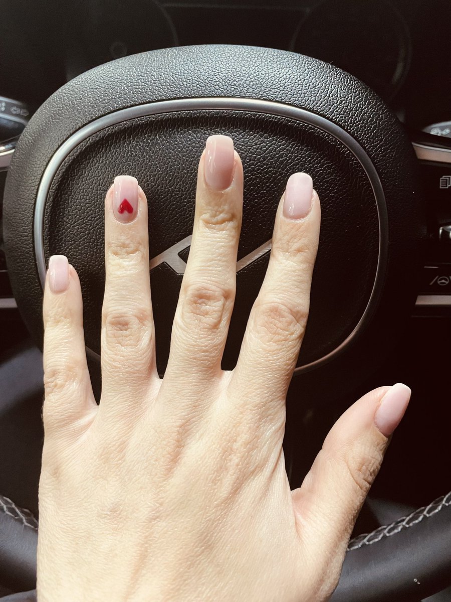 MsMagnifisent's tweet photo. Valentines nails ❤️🤍 https://t.co/zX1lXbZTAd