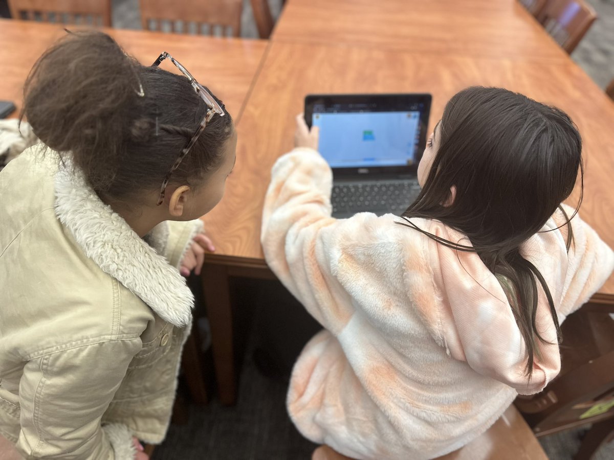 TechSavvyC's tweet photo. Empowering the next gen tech stars! 🚀💻 @FHES_TWEET girls acing Dash robot puzzles at our @GirlsWhoCode meeting. The coding vibes are strong! 🌟👩🏻💻👩🏽💻 #GirlsWhoCode #FutureTechies #Code365 #SpiritPrideExcellence @WonderWorkshop https://t.co/bK0Ul4gWpy