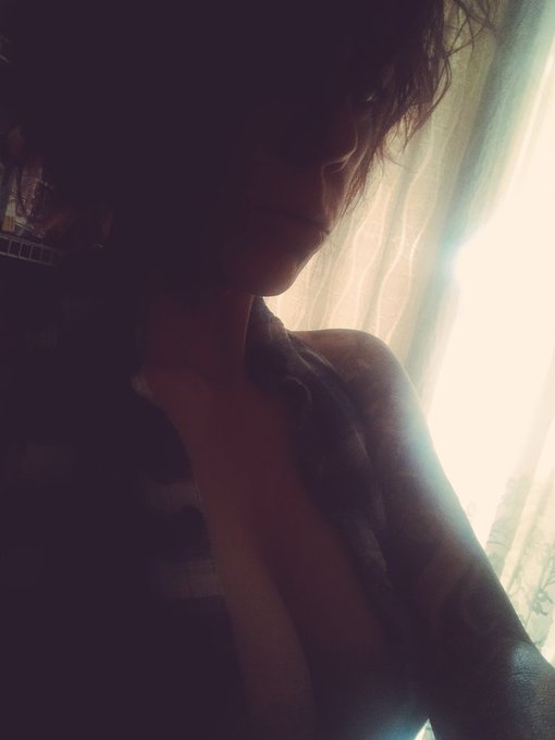 Catching feelings in the kitchen... #freebird  #thatglow #handful #toomuch https://t.co/dXX1zldmFx<a href="/tag/freebird"class="tags">#freebird</a><a href="/tag/handful"class="tags"><span>#handful</span></a><a href="/tag/toomuch"class="tags"><span>#toomuch</span></a><a href="/tag/thatglow"class="tags"><span>#thatglow</span></a>