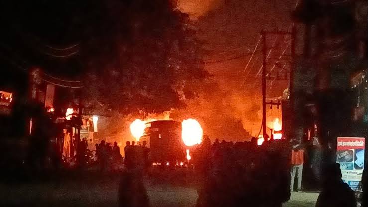 KhupLhungdim's tweet photo. Curfew imposed in #Haldwani Uttarakhand.
Shoot at sight ordered.
Schools to remain shut tomorrow.
At the same time, Today in Manipur minority #Kuki_Zo Villages of Leimakhomg area are under Attacked by State sponsored Meitei Radical groups.
#MinoritiesUnderthreatInIndia
#Haldwani https://t.co/NguwjP03By