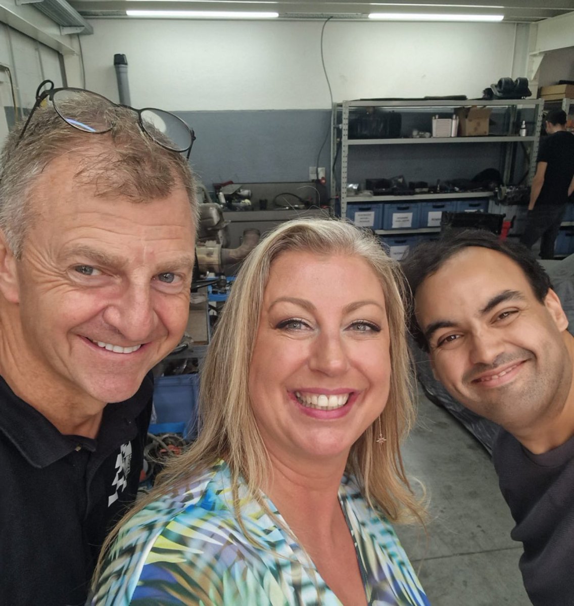 Topper die Jean-Yves en wat een vakman! 
Dit soort talent hebben we dus in ons land.
Als je een m specialist zoekt, dan weet je waar je moet zijn! 
En merci aan heel de ploeg om te helpen. Zo zijn er nog veel mensen en experts die niet op foto staan maar wel zalig zijn. Merci! ❤️
