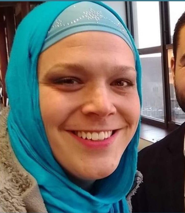 OliLondonTV's tweet photo. This man identifies as a Transgender ‘Muslim Woman.’ 

Do you think the Muslim community will accept him? https://t.co/OKlam330pW