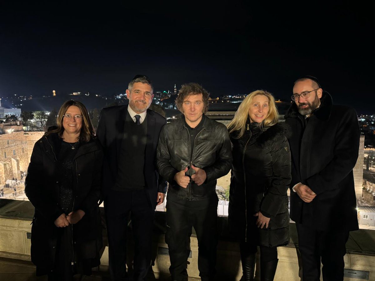 AishGlobal's tweet photo. On his first international trip since assuming office, Argentina President @JMilei included visited the Aish World Center in Jerusalem. He stopped by the new Beis Medrash for our Spanish-speaking program led by the Director of the Aish Latin American program, Rabbi Zvi Klor. https://t.co/JExXQeS29l