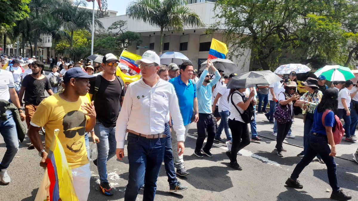 rodrisalazarco's tweet photo. #Hoy nuestra curul del @PartidoVerdeCoL del @ConcejoCali en un acto de movilización y soberanía popular, reafirmamos la defensa de la democracia y el respeto a la institucionalidad. 
#EleccionDeFiscalYa https://t.co/uIRVcdWjEY