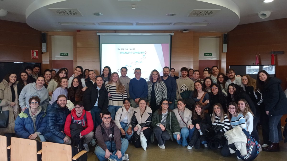 FacSalud_UCLM's tweet photo. 👣Hoy hemos contado con el Colegio Of. de Podólogos de CLM para informar a los estudiantes Podología de los trámites que deben realizar para colegiarse tras graduarse. Además han tenido un encuentro con la Decana y el Vicedecano para fortalecer  lazos entre ambas instituciones. https://t.co/c50mWmvgKK