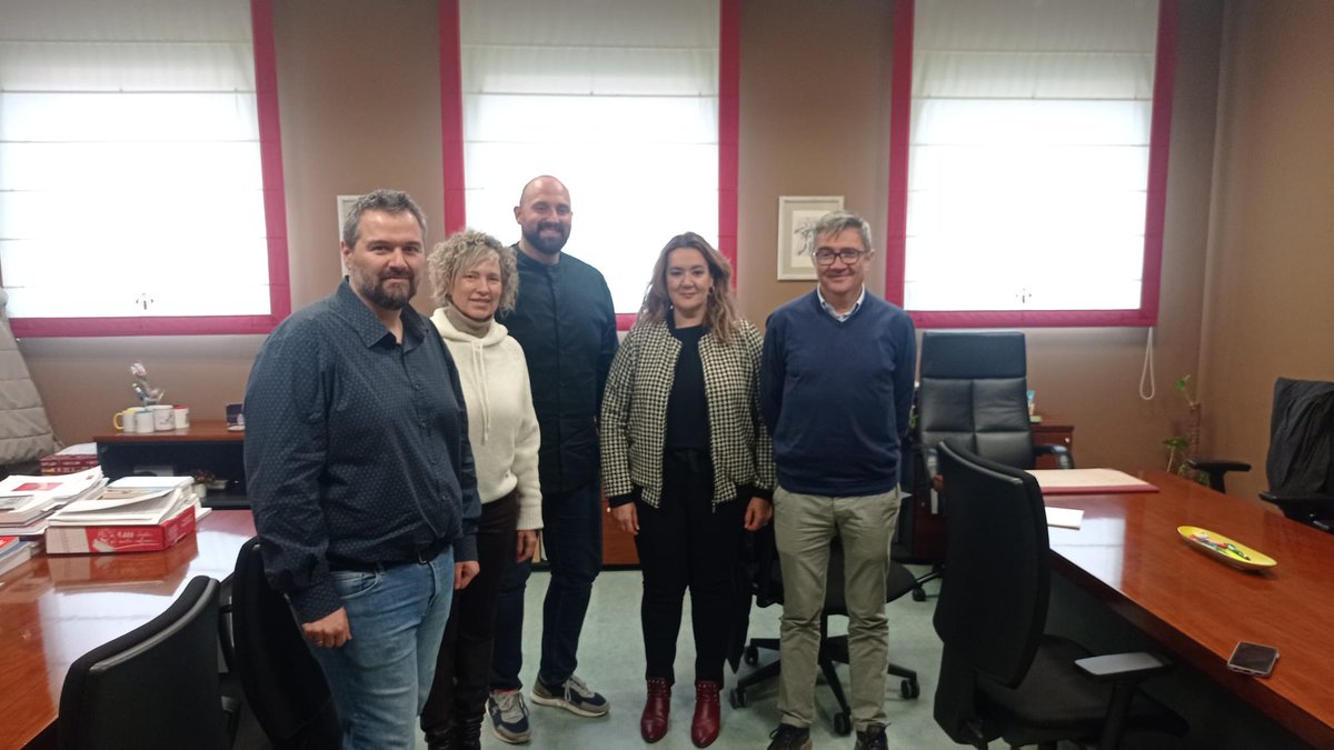 FacSalud_UCLM's tweet photo. 👣Hoy hemos contado con el Colegio Of. de Podólogos de CLM para informar a los estudiantes Podología de los trámites que deben realizar para colegiarse tras graduarse. Además han tenido un encuentro con la Decana y el Vicedecano para fortalecer  lazos entre ambas instituciones. https://t.co/c50mWmvgKK