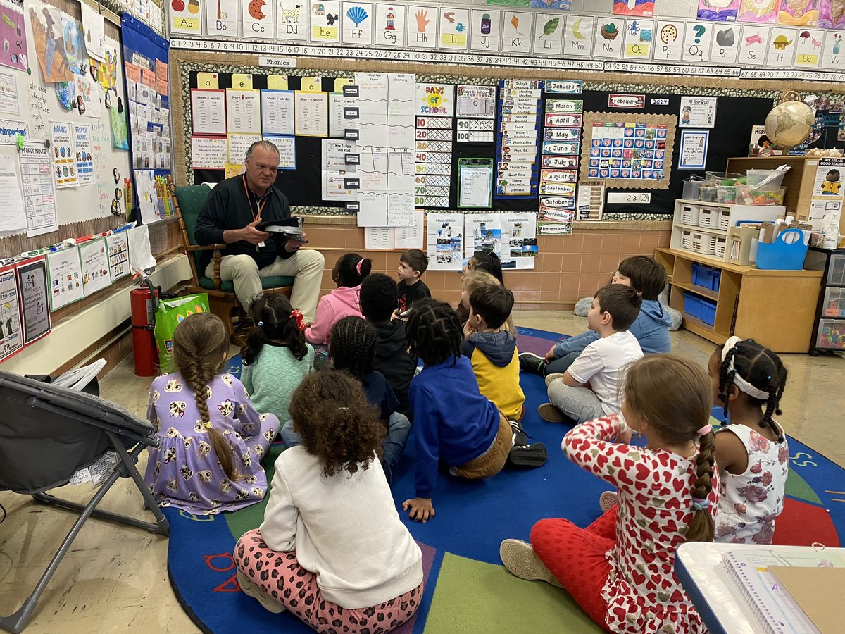 👮‍♂️ Our school security officer goes above and beyond! From engaging 5th graders in fun recess activities to discussing the important role of police officers with our 1st graders, Officer Mark is making a positive impact on our students! #WeAreWindermere