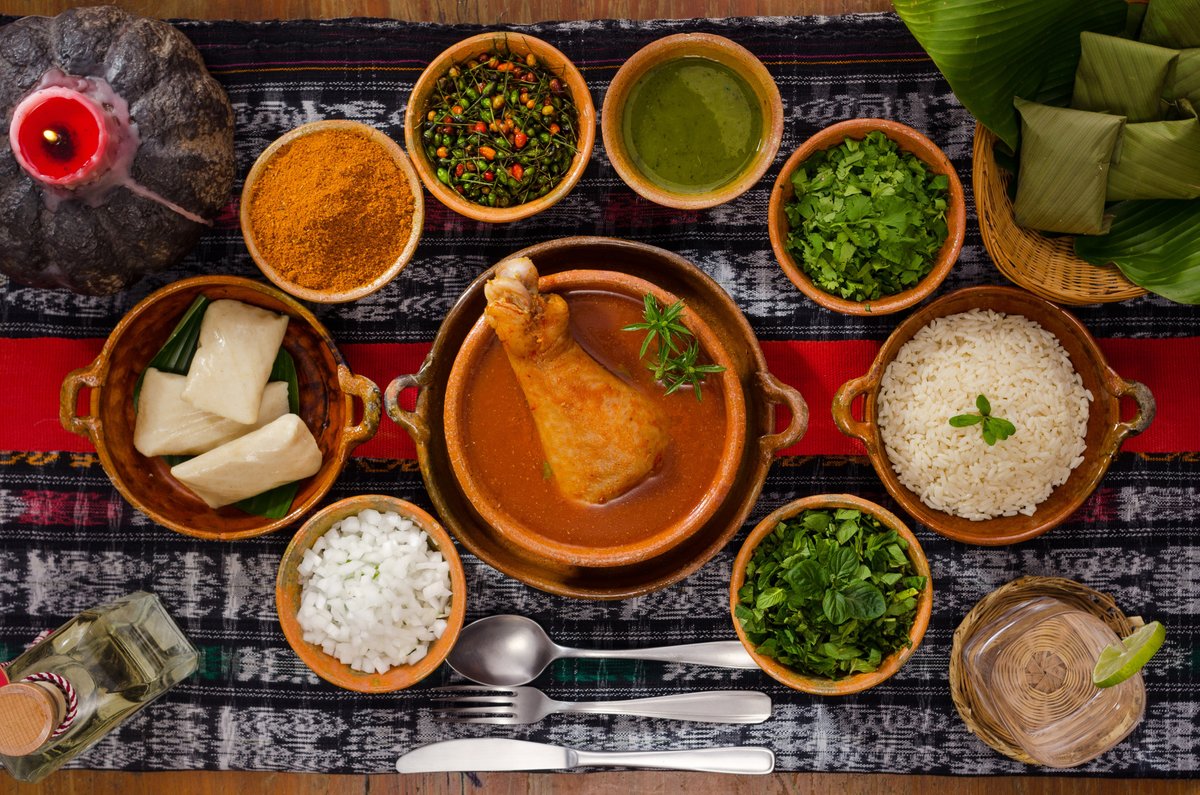 ¡Achiote, ajo, cebolla, hierbabuena, cilantro y chompipe! 🤤🍗🥣 

Los ingredientes que hacen al Kak’ik único en el mundo. 😍 ¡Puro sabor chapín! 🇬🇹  

#NuestroDiario #NDPlay #Antojito #Chapín #ComidaGT 
📷 Shutterstock