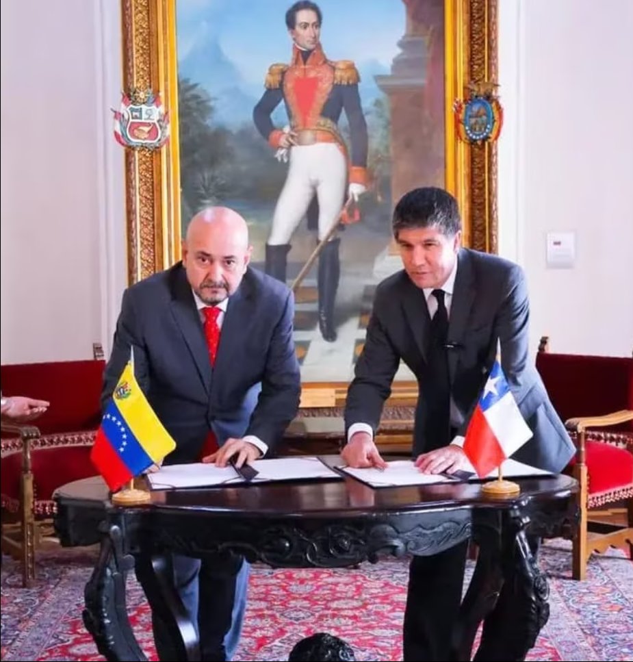 No olviden que Monsalve acaba de llegar de Venezuela....y firmó con ellos un documento para compartir información
MENTIRAS! 
#ChileBajoAtaque 
#gobiernoAsesino
#BoricEstaQuemandoChile