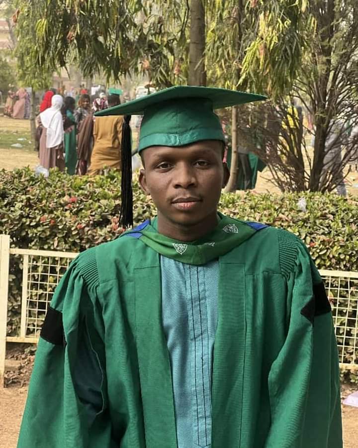 TudunTsira's tweet photo. Abuhuraira Mahadi, who graduated as the overall best graduating student from the Department of Computer Science at A.B.U, with a CGPA of 4.95 has been awarded a scholarship by the Kaduna state government to study at Harvard University. 

Congratulations 🎊 🎉 https://t.co/TlrDfQgyqX