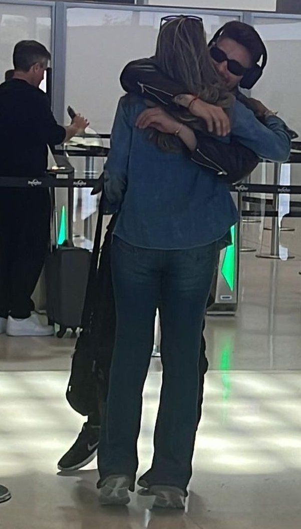 Familia que ora unida , permanece unida
Buen Viaje #Melfi 
Amoooor Aquiii