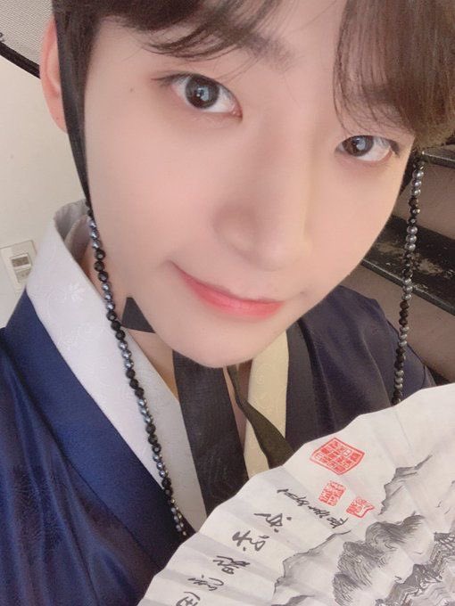 한복이잘어울리는남자1위.
(한복엠버서더이런거없냐고지금중@에서한복이고김치고다뺏어가려고할때이런남자하나세우라고욘~)