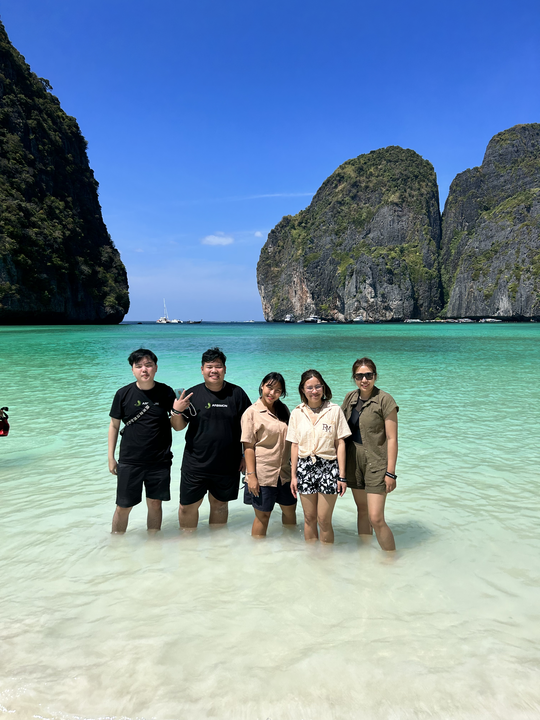 RainforestCx's tweet photo. Our tech team unites in person – because some moments are too good to be virtual. Taking collaboration to new shores, this trip to Thailand was a success! 🌏 ✨
#TeamBonding #MakingMemories #WorkTripAdventures #collaboration #rfcx #arbimon #usingtechtoprotect