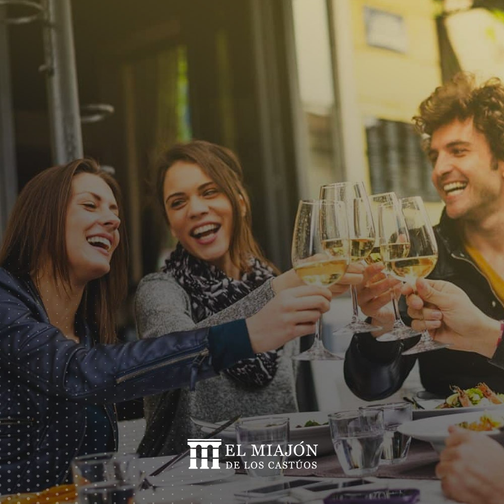 EMCastuos's tweet photo. En El Miajón de los Castúos, no solo ofrecemos deliciosos platos, sino también el escenario perfecto para crear recuerdos inolvidables con amigos. Descubre el placer de compartir risas y sabores en el lugar perfecto para crear recuerdos duraderos. 🍽️🎉✨ https://t.co/J7ueD3IlZo