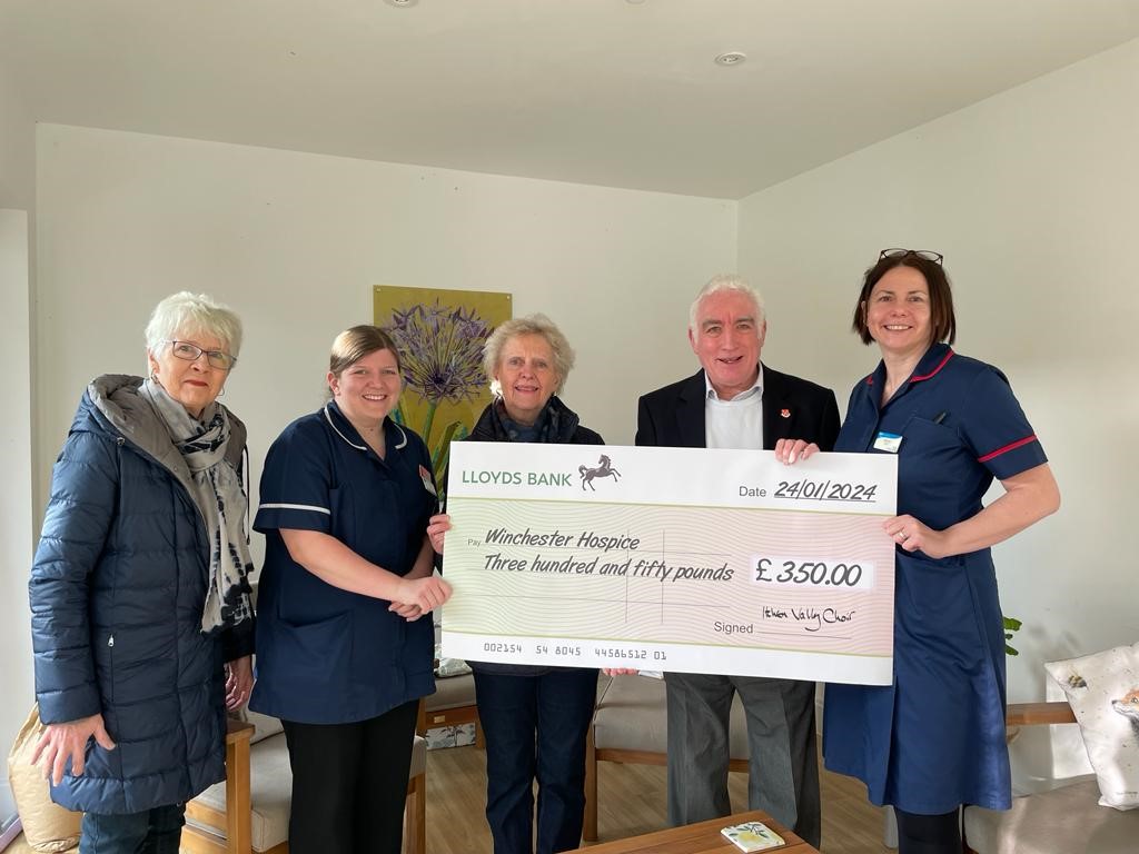 WinchHospice's tweet photo. A big thank you goes out to Itchen Valley Choir who donated £350 after they got together for their December concert!🎶

Thank you so much!💜

➡️ If you'd like to make a donation to us, please visit: 
https://t.co/P1kiSgeKHd

#ItchenValley #WinchesterCharity #Winchester https://t.co/XMk5b7Uqs7