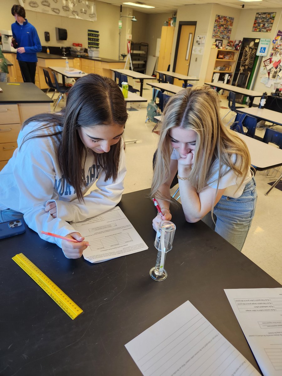 RHSMounties's tweet photo. Mr. Pate's AP Bio class working with paper chromatography.
#pigmentsseparate #APBioROCKS! https://t.co/vkMFUP2451
