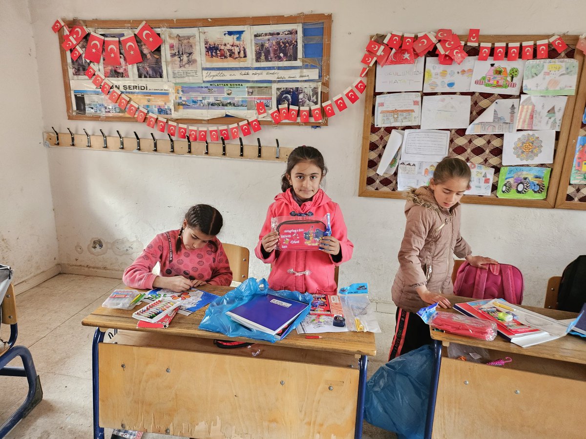 Öğrencilerimize kırtasiye yardımı yapıldı