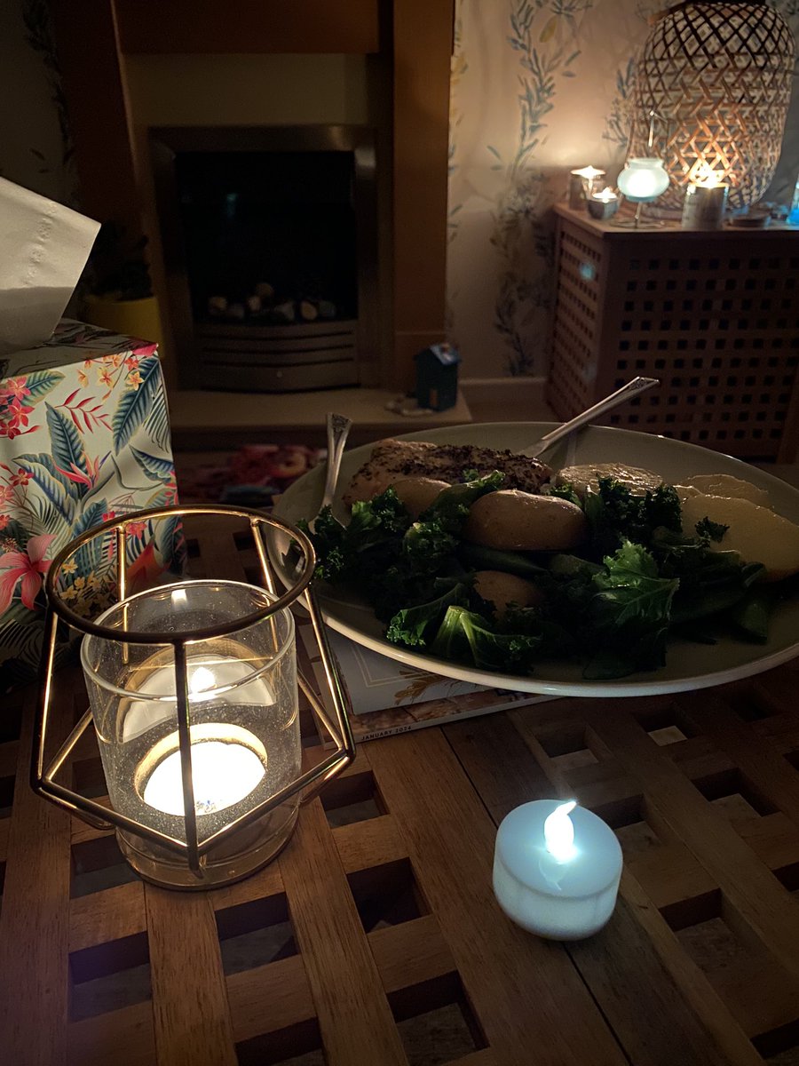 beckbeckbeckyo's tweet photo. @OctopusEnergy 0.00 cost this hour 🐙 ☺️ Dinner by candlelight for the saving session https://t.co/saPpe7U50z