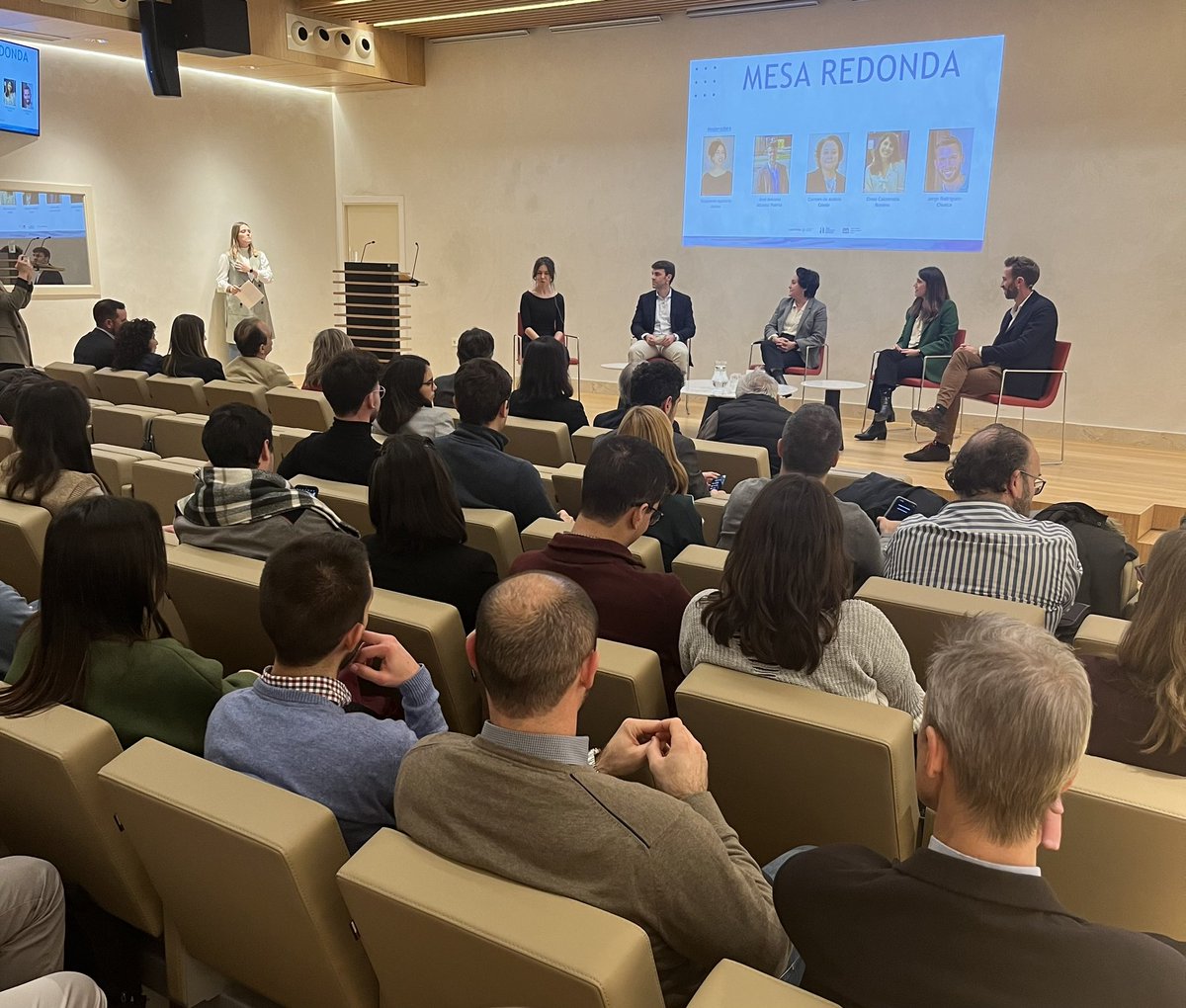 🗣️ Continuamos la jornada de <a href="/YWP_Spain/">YWP Spanish Chapter</a> y <a href="/Colegiocaminos/">Colegio de Ingenieros de Caminos</a> con la mesa redonda “Contribución de los jóvenes a los retos del sector del agua”  moderada por <a href="/stephanie_aan/">Stephanie Aparicio</a> de la mano de <a href="/CarmenDeAndresC/">Carmen Andres Conde</a>, <a href="/Elena_Calrom/">Elena Calcerrada Romero</a>, <a href="/RodriguezChueca/">Jorge Rodríguez Chueca</a> y José Antonio Alcaraz.
