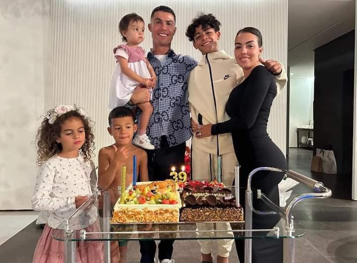 EsDeMamador's tweet photo. El cumpleños de Cristiano Ronaldo // El cumpleaños de Carlos Salcedo https://t.co/Qt1einpOOk