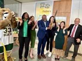 BocaDev's tweet photo. @PBStateCollege’s Boca Raton campus celebrated the opening of the Panthers Pantry and Panthers Closet.
This partnership between PBSC, @unitedwaypbc, @pbcfoodbank and others, is a game changer for both the students and faculty.
#HonorsCollege
#GivingBack
#ForStudentsByStudents
#DonationsWelcome