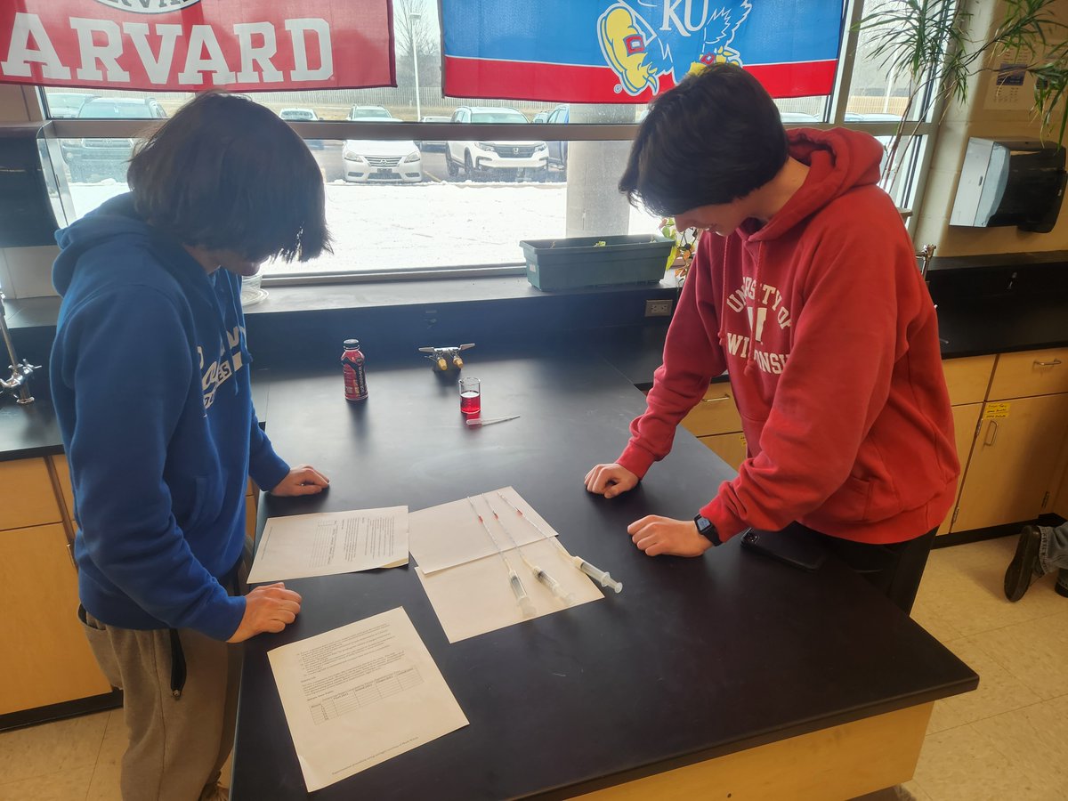 RHSMounties's tweet photo. Mr. Pate's AP Bio classes exploring Cellular Respiration using Mung Beans.
#WeBreath #WeExplore! #APBioROCKS https://t.co/lVODpkjmPa