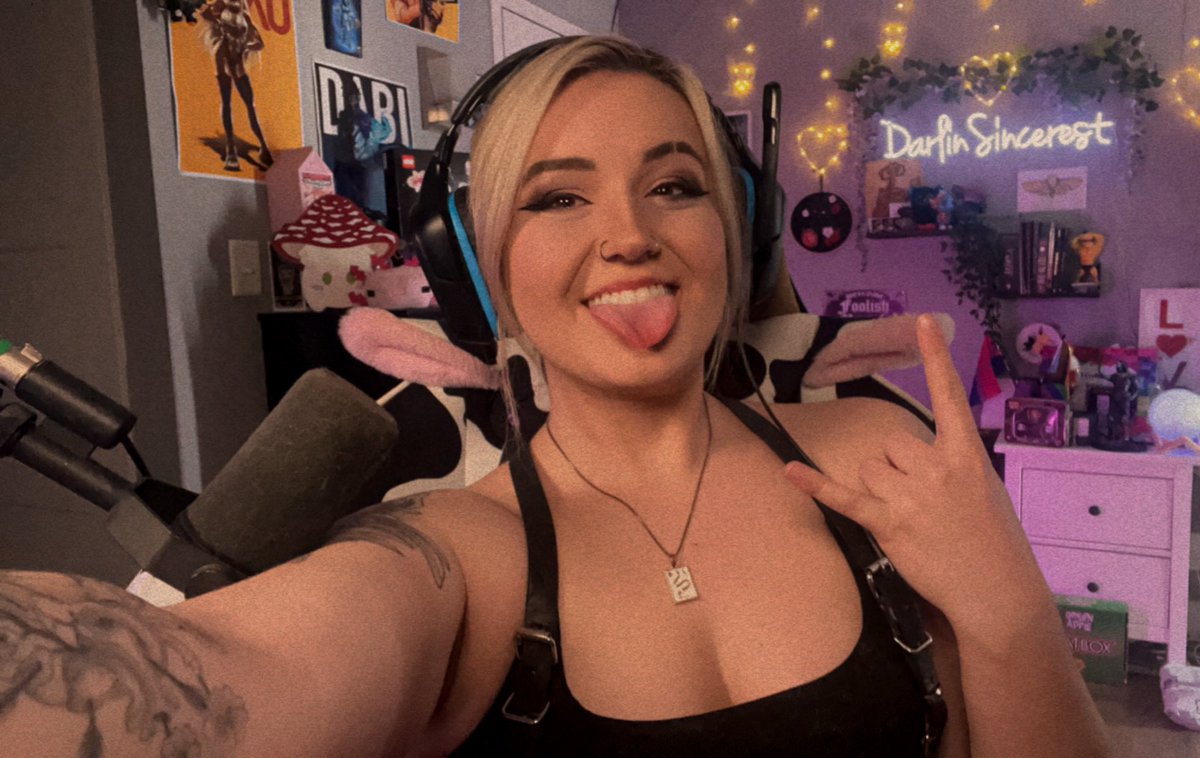 We live &amp; gamin’

Questing my life away!

Twitch.tv/DarlinSincerest