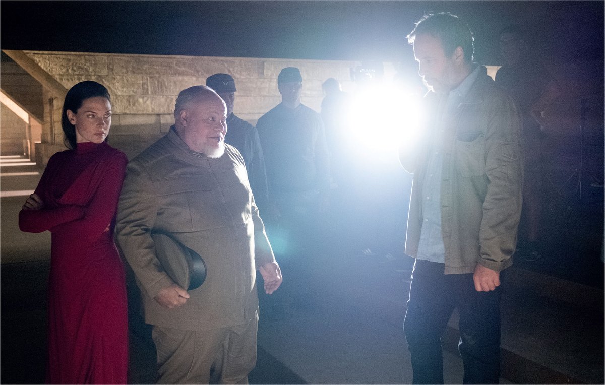 rfergusonweb's tweet photo. Rebecca Ferguson, Stephen McKinley Henderson and Denis Villeneuve on set of Dune (2021) | photographed by Chiabella James | "Dune: Part One : The Photography" book https://t.co/8oLhVDQBix