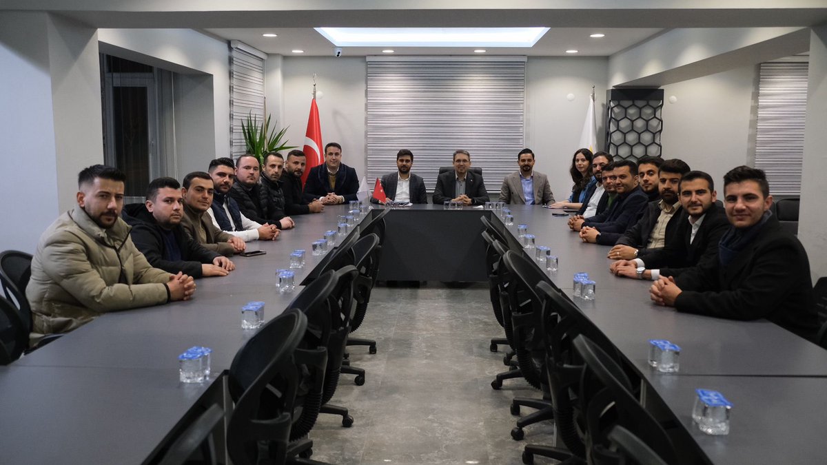 Tayfunarsinkol's tweet photo. 📍Aydın

İl Gençlik Kolları Yönetim Kurulu Üyelerimiz ve İlçe Gençlik Kolları Başkanlarımızla toplantılarımızı gerçekleştirdik. 

#HazırızKararlıyız 31 Mart’ta gençlik rüzgarıyla Aydın’ı AK Belediyecilikle tanıştıracağız. 

@eyupkadirinan https://t.co/qtmjwENcwG
