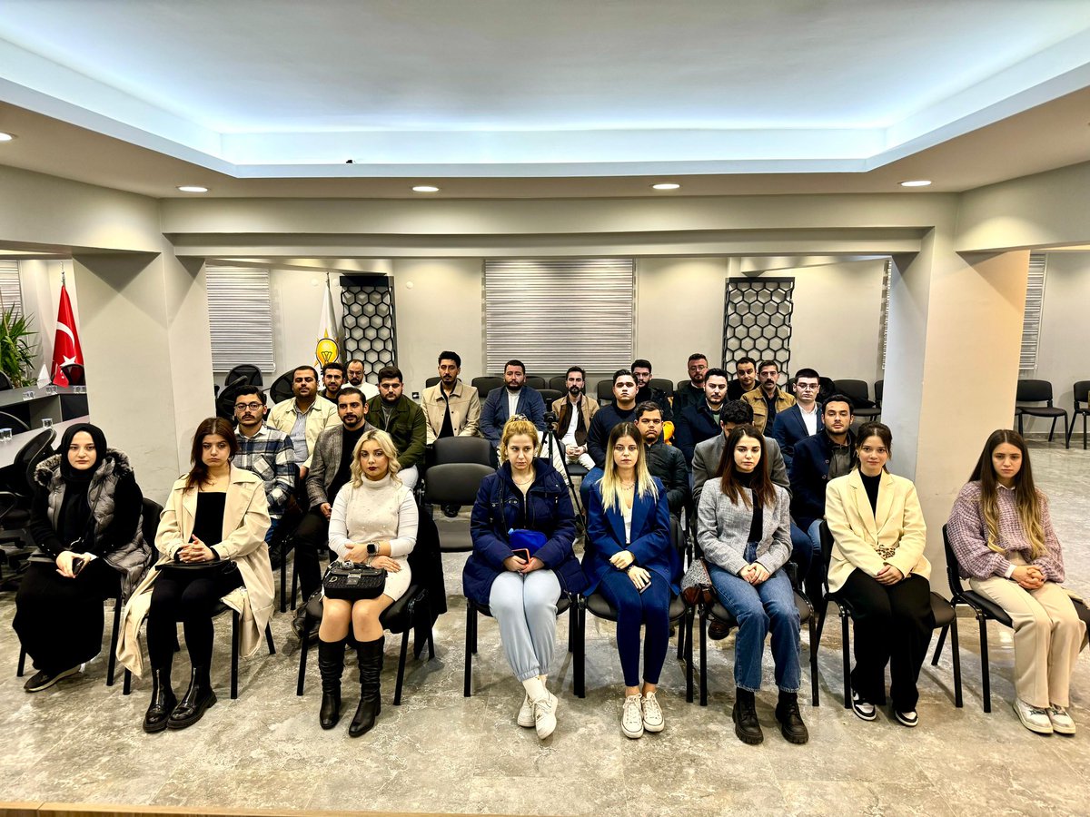 Tayfunarsinkol's tweet photo. 📍Aydın

İl Gençlik Kolları Yönetim Kurulu Üyelerimiz ve İlçe Gençlik Kolları Başkanlarımızla toplantılarımızı gerçekleştirdik. 

#HazırızKararlıyız 31 Mart’ta gençlik rüzgarıyla Aydın’ı AK Belediyecilikle tanıştıracağız. 

@eyupkadirinan https://t.co/qtmjwENcwG