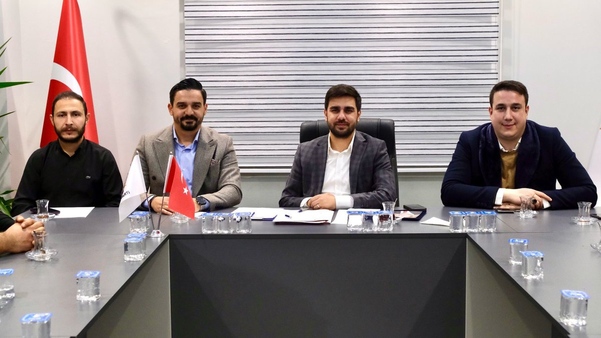 Tayfunarsinkol's tweet photo. 📍Aydın

İl Gençlik Kolları Yönetim Kurulu Üyelerimiz ve İlçe Gençlik Kolları Başkanlarımızla toplantılarımızı gerçekleştirdik. 

#HazırızKararlıyız 31 Mart’ta gençlik rüzgarıyla Aydın’ı AK Belediyecilikle tanıştıracağız. 

@eyupkadirinan https://t.co/qtmjwENcwG