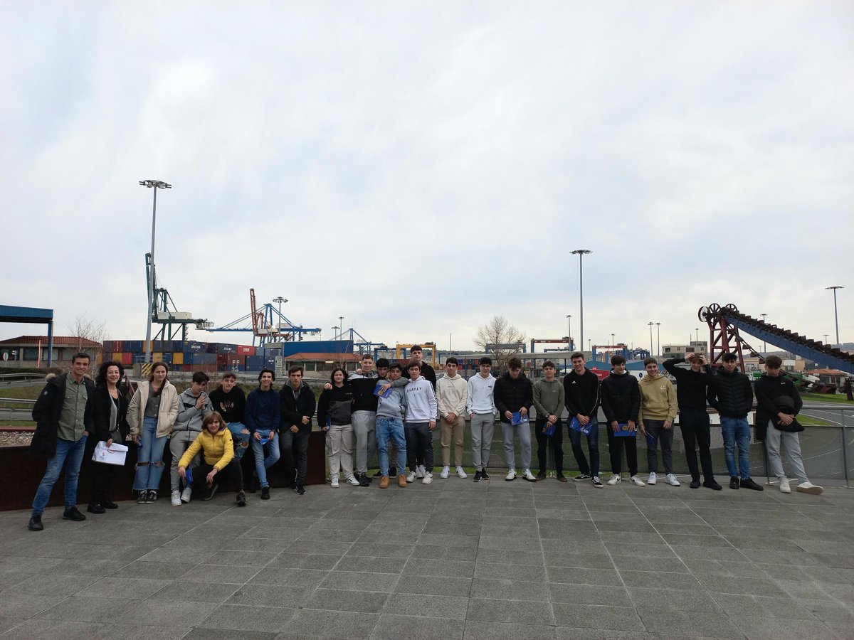 🏫Hoy hemos recibido a los estudiantes de <a href="/IESUKBHI/">IES Uribe-Kosta BHI</a>, como parte del programa <a href="/Industria_RNK/">Industria Erronka</a>. Durante la visita han podido conocer las instalaciones y la actividad de nuestro puerto⚓️

#BilbaoPort @fvem_es