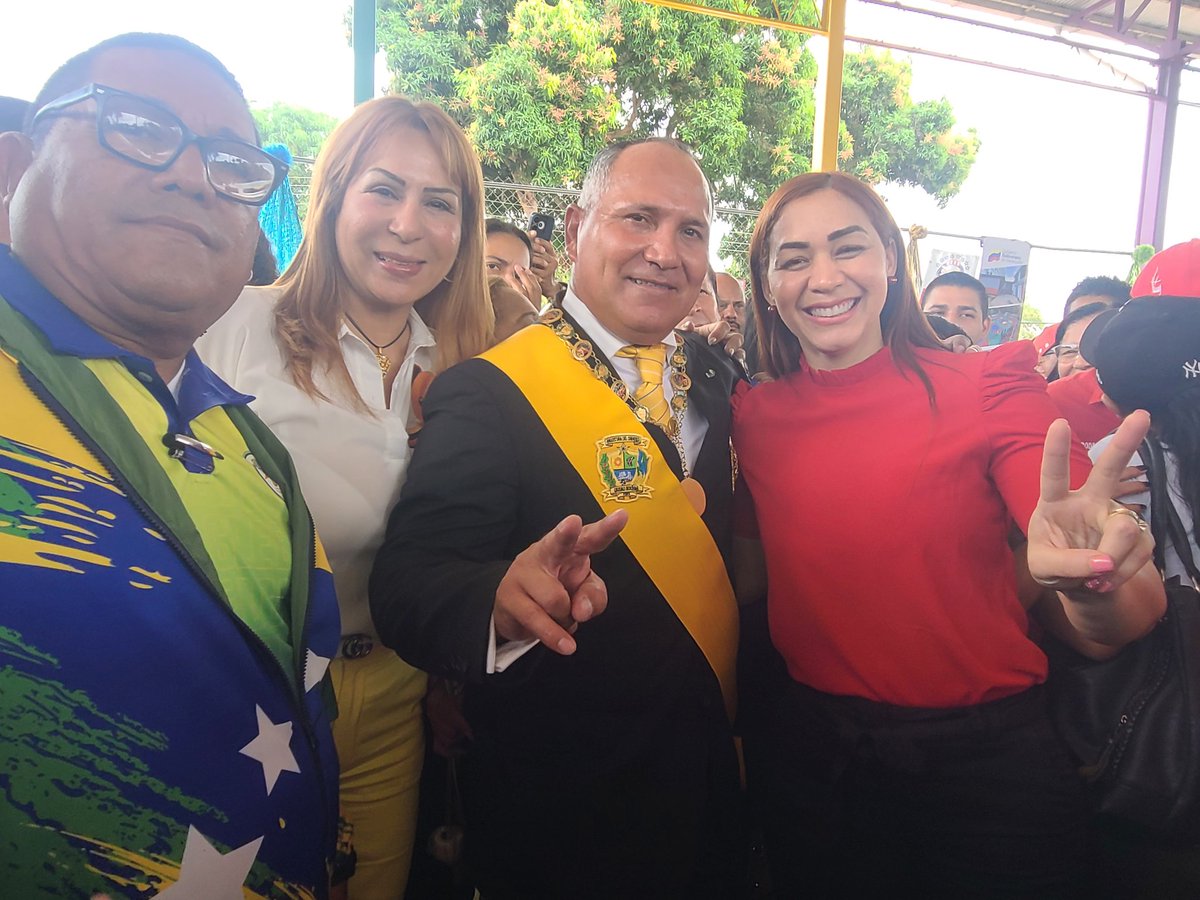 NGuevara4F's tweet photo. Hoy tuvimos el honor de decir presente en la rendición de cuentas de nuestro alcalde del Municipio Angostura del Orinoco @comandosergioh Excelente gestión que ha venido realizando en beneficio de nuestro pueblo como lo orienta nuestro potencial @NicolasMaduro #7TEnUniónYEsfuerzo https://t.co/Hx61ZDmORL