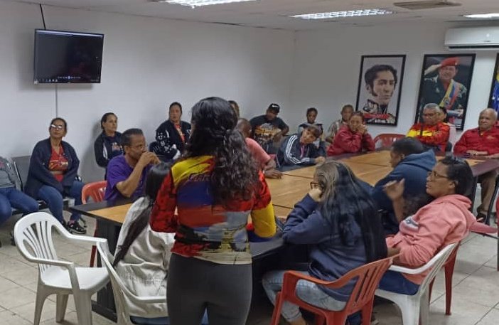 #Carabobo || Fuerza Laboral de @MercalOficial  continúa proceso de formación política e ideológica con las jornadas de 'Cafecito con Chávez', profundizando y debatiendo en esta oportunidad las Transformaciones 5, 6 y 7 propuestas por el Pdte. @NicolasMaduro  
#7TEnUniónYEsfuerzo