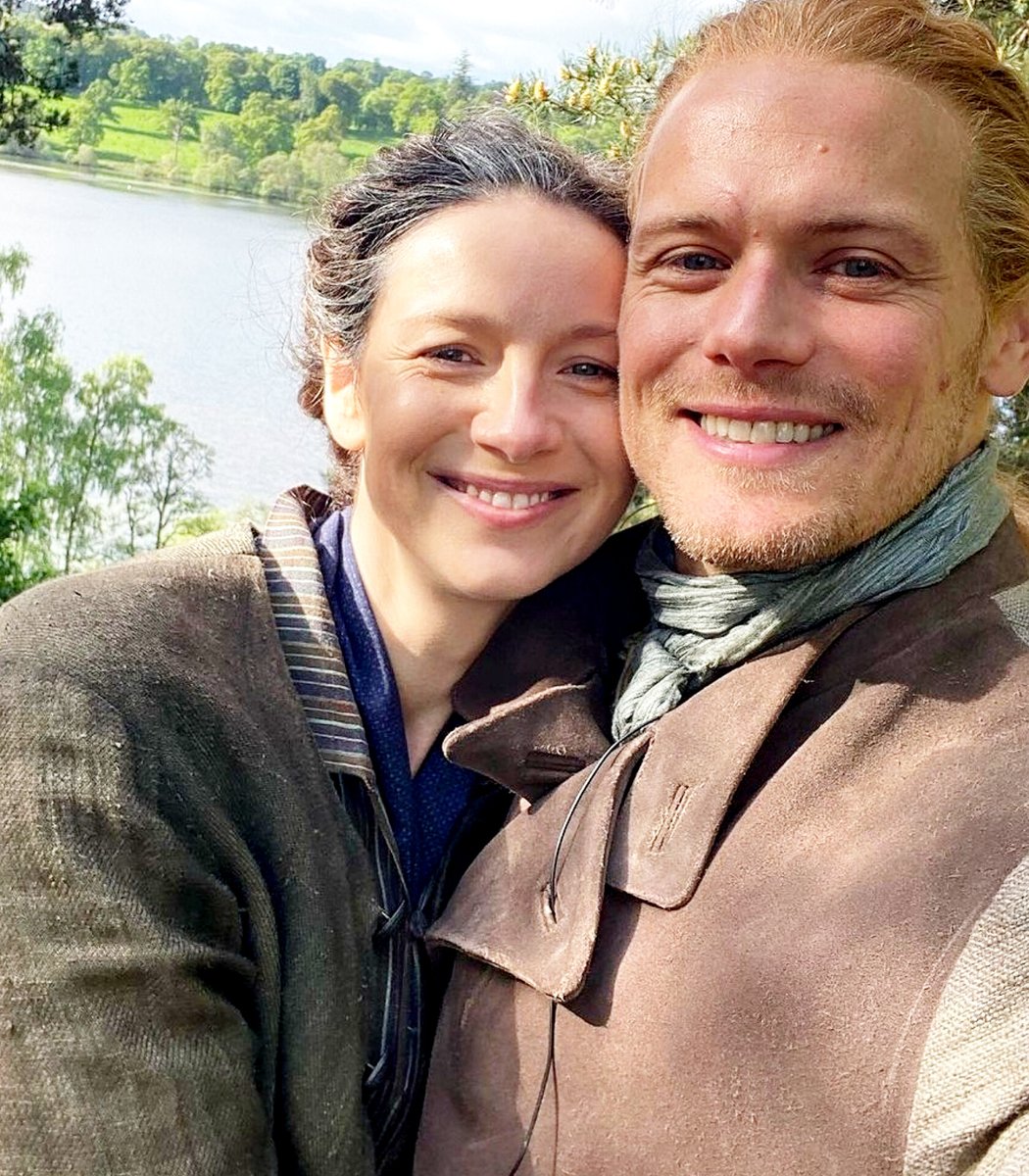 displaceintime's tweet image. retweet if you're here to support both caitríona balfe and sam heughan (because they're incredible human beings who have each other's backs and a million other reasons) + forever fangirling over the outlander and all that comes with it  🩵