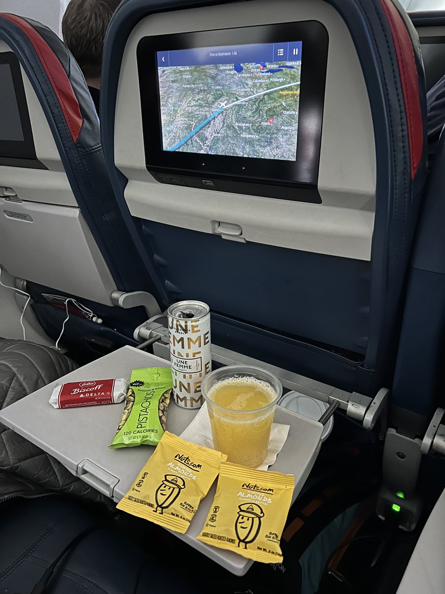 ATXJetsetter's tweet photo. @Delta Channeling my inner @firstclassjerk_ with a #traycheck

Gotta love when the middle seat goes out empty! https://t.co/ijkPyMYt70