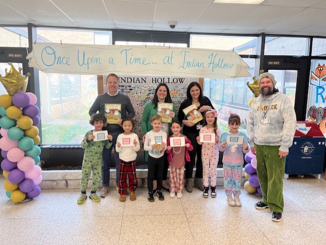 CommackSchools's tweet photo. Day 2 brought new Secret Readers to Indian Hollow! Today was the first graders' turn to listen to "Goldilocks and the Three Bears." It was #JustRight and thank you Mr. Oshrin, Ms. DeRienzo and Ms. Longo! #CommackSchools #IndianHollow #LiteracyWeek #SecretReaders #OnceUponATime https://t.co/xuGd9HFnHd