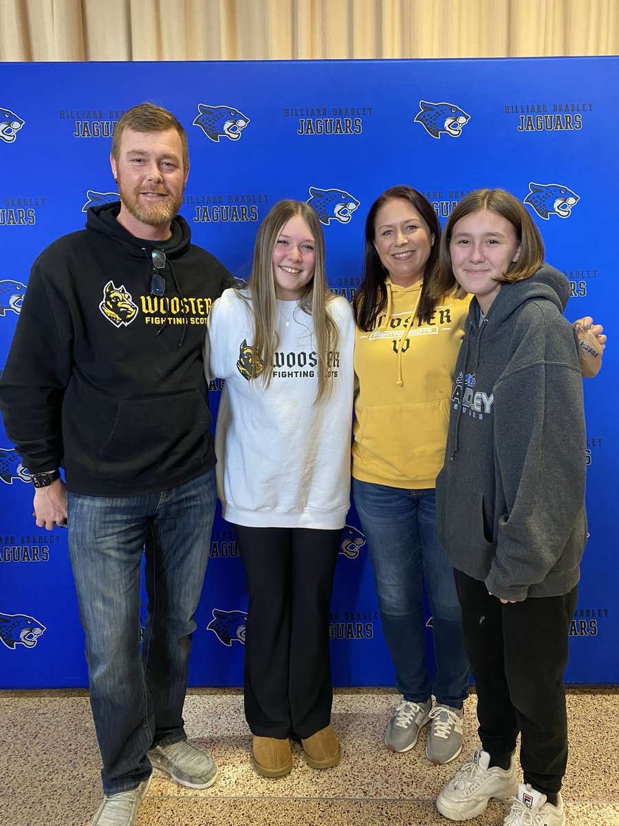 Jill_softball09's tweet photo. Signing day!! Go Scotts 💛🖤🥎 @CoWSoftball @VicRumph15 https://t.co/UsvCx9db38