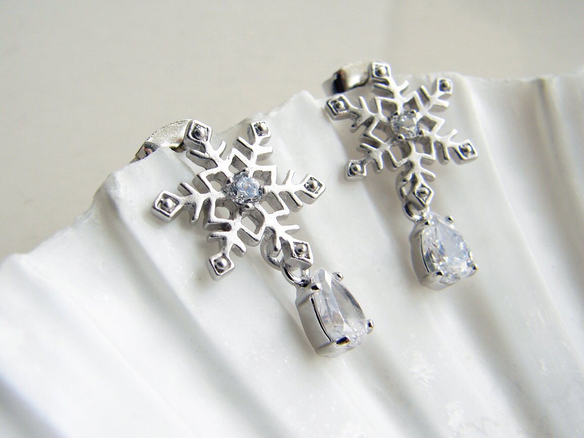 JewelryByMikako's tweet image. Snowflake Earrings ~Silver. Tiny Cubic Zirconia Teardrop Charm. Holiday Gift. Simple Modern Jewelry by PetitBlue tuppu.net/59449e77  #SilverSnowflake