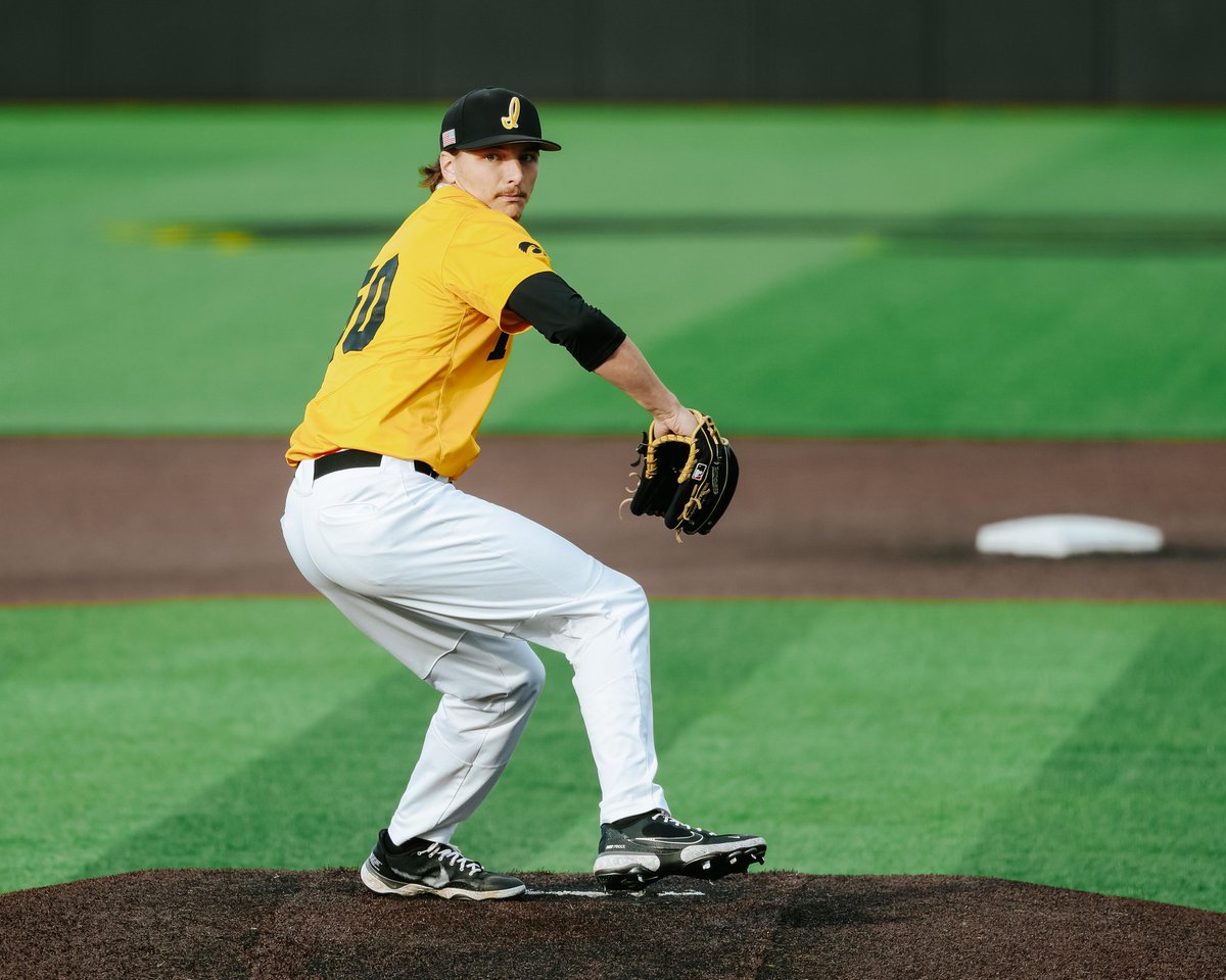 UIBaseball's tweet photo. Happy Birthday 5️⃣0️⃣‼️

Have a great day @bendetaeye8!! 

#Hawkeyes https://t.co/SalLYjHlAi