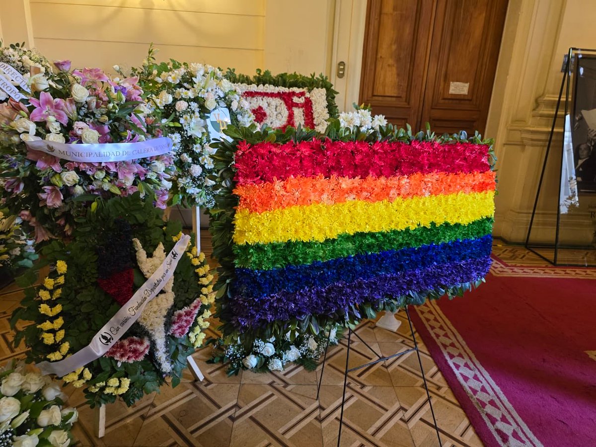 rjimenez_perez's tweet photo. Dejamos ofrenda en velorio de expresidente Piñera https://t.co/sCZMoXPEeD