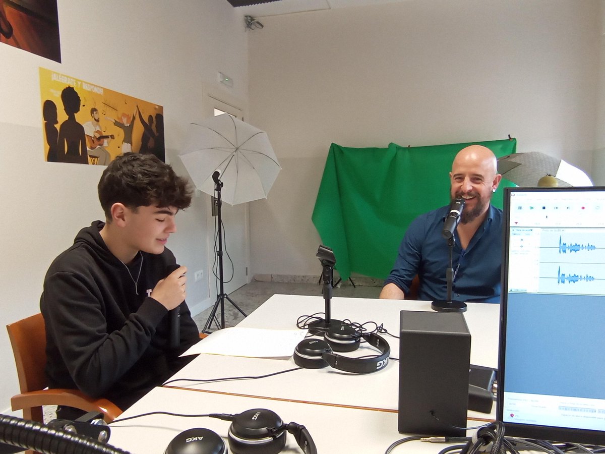 Hola amigos oyentes y lectores. Hoy hemos tenido la suerte de contar con Mikel Aldaz en nuestro programa "Hablando con". Mikel es profesor de Geografía e Historia. 
Si queréis escuchar la entrevista, entrar aquí: ivoox.com/player_ej_1239…