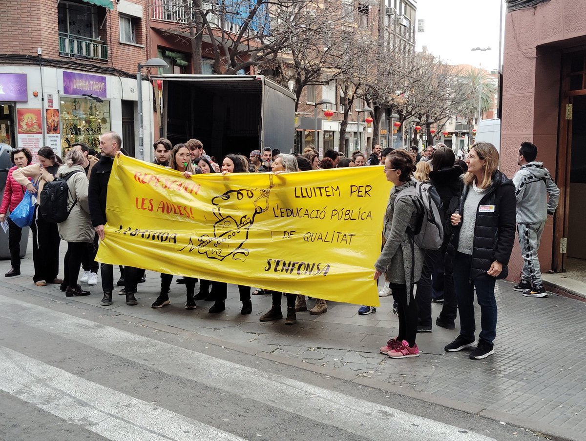 Donen suport a docents i famílies contra el tancament de grups d'ESO i batxillerat a la Bastida#SantaColoma.