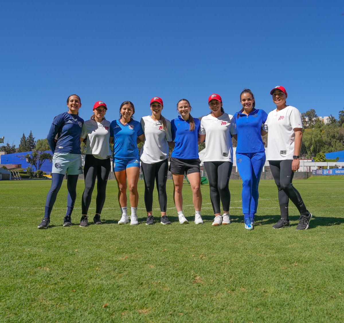 DiablosFem's tweet photo. Haciendo historia juntas @AzulFemenil 🐰⚽️x🥎👹
#TeamChilango https://t.co/ImWUYWf1WG