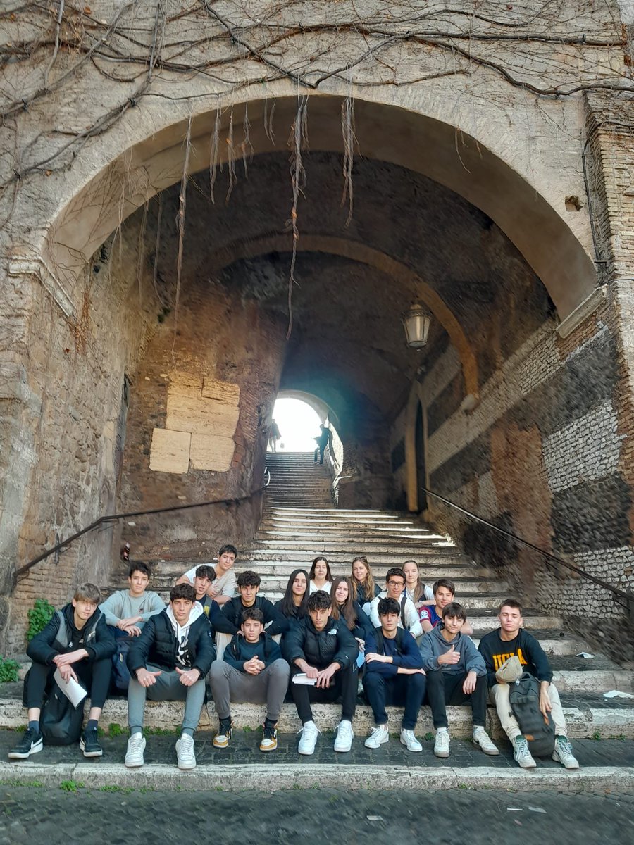 thaubarcelona's tweet photo. #Stylos 3r dia del Treball de Camp a Roma. Avui: Santa Maria la Maggiore, San Pietro in Vincoli (Moisés), Circ Màxim, Santa Maria in Cosmedin, Temple de Pòrtunus, Temple d’Hèrcules, Teatro de Marcello, Santa Maria del Trastevere i Mercats de Trajà. Quin bany de cultura! https://t.co/13qYf7eupd