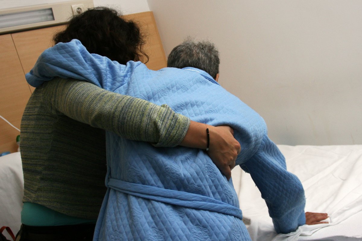 Busquem #voluntariat per realitzar acompanyaments per anar al metge a persones que viuen a la Llar Pere Barnés d'Arrels i que tenen la salut fràgil. Comptem amb tu per fer córrer la veu! ❤ Escriu a vullfervoluntariat@arrelsfundacio.org. Moltes gràcies!