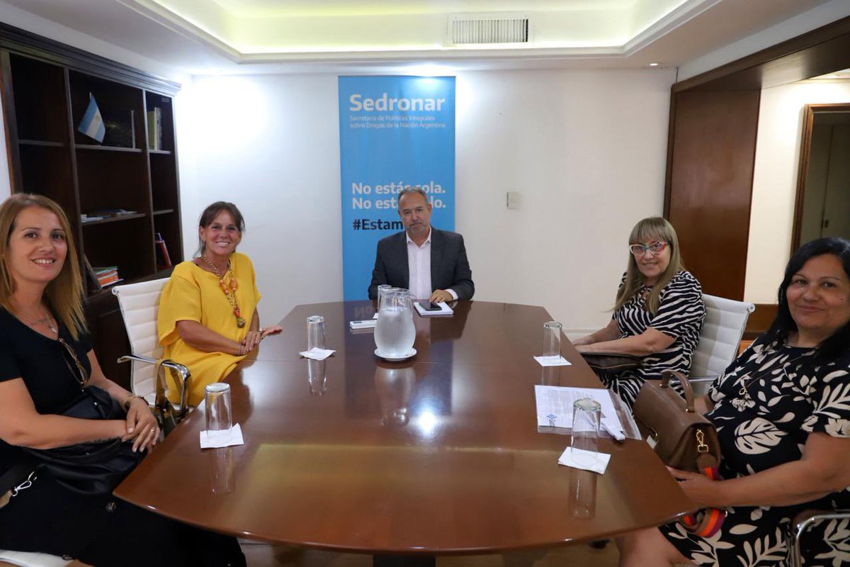 Con @StellaMaurig y referentes de La Madre Marcha compartimos la mirada de ampliar la accesibilidad de los servicios para atender más y mejor a las personas con problemas de consumo.