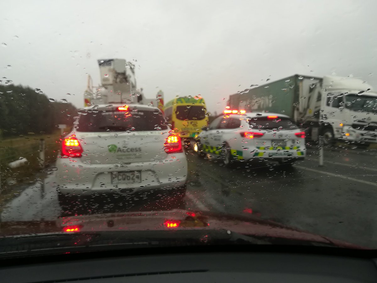 Accident on expressway this morning just before 8am before Taradale. Remember to pull over to the left so fire, ambulance and police can get through efficiently. Take care on wet roads #Napier