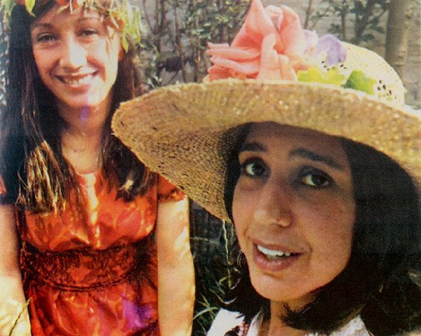 HistorietaLa's tweet image. A finales de los años 60 en España, dos mujeres formaron uno de los dúos artísticos más interesantes de su época. 

Tanto, que no fueron comprendidas ni por su generación.

Tanto, que seguían siendo innovadoras décadas después.

Hoy en #LaHistorietaMusical, Vainica Doble.