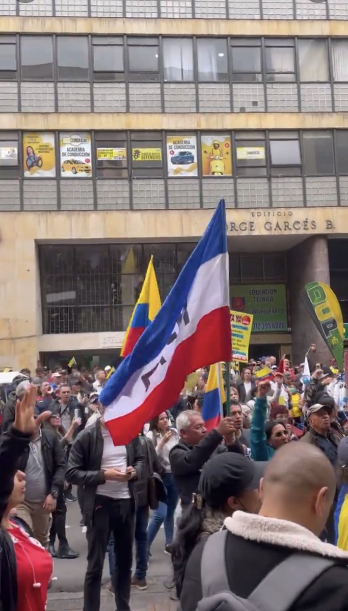 RafaNietoLoaiza's tweet photo. Banderas del M19 enfrente del Palacio de Justicia no solo son una infamia sino una amenaza. Pretenden intimidar a los magistrados recordándoles el asalto de 1985 y el asesinato de sus colegas.
Aplaudir a los jueces que hoy no se dejaron presionar y repudiar a Petro y sus  huestes https://t.co/otyIVYvjRu